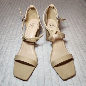 Cream/Tan Heels